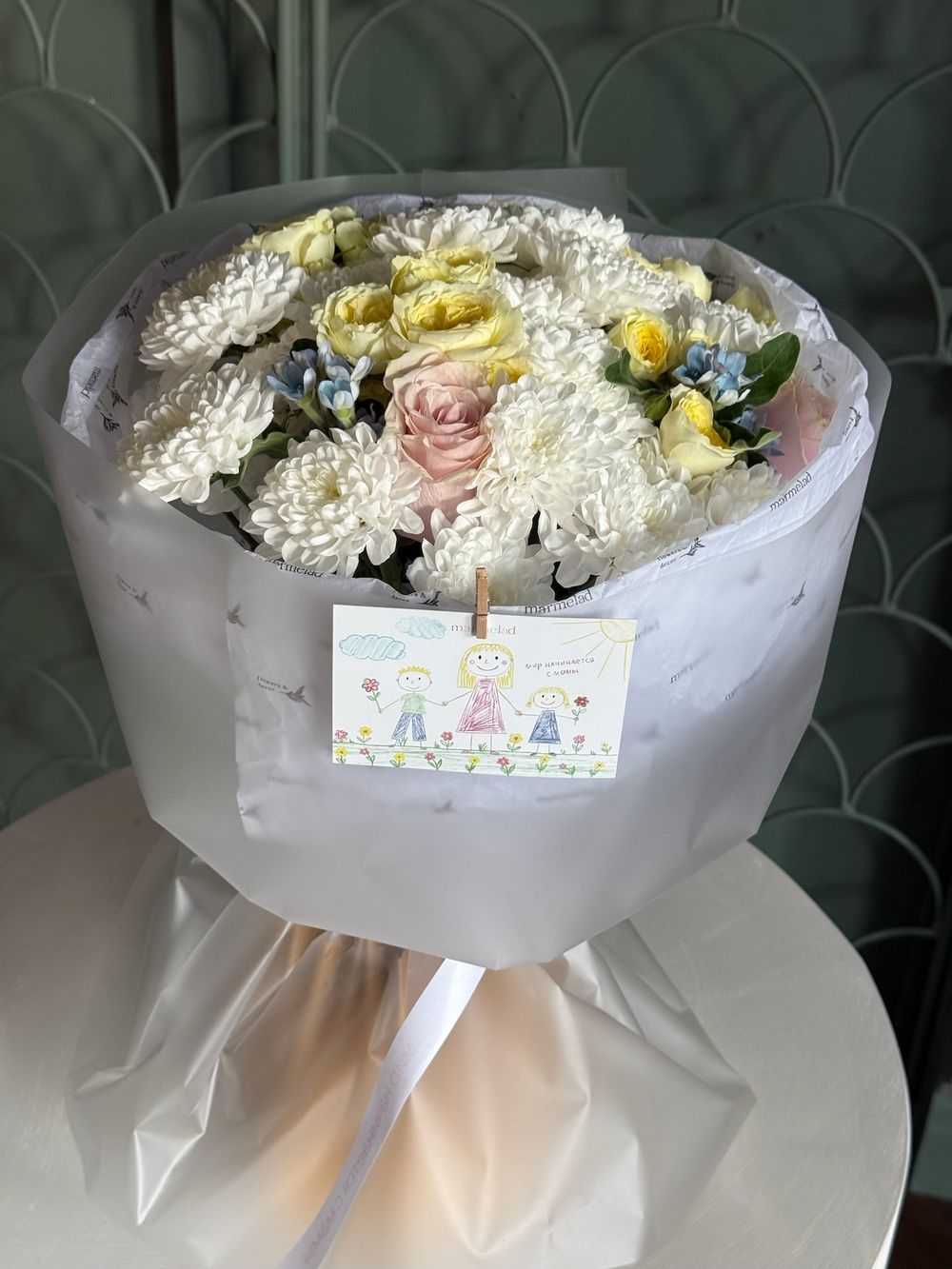 Букет из кустовых пионовидных роз, одноголовой розы, оксипеталума и хризантемы