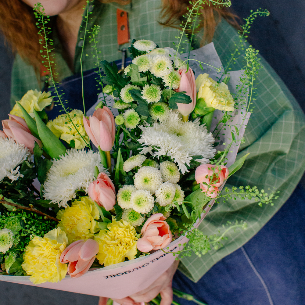 132. Весенний стойкий букет с тюльпанами и ветками вишни