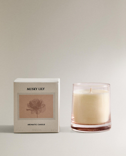 Zara Home Свеча ароматическая Musky Lily 180 г, растительный воск, аромат цветочный древесный, Розовый
