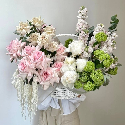 Большая авторская корзина с пионовидными розами, маттиолой, вибурнумом. Букет 1200.