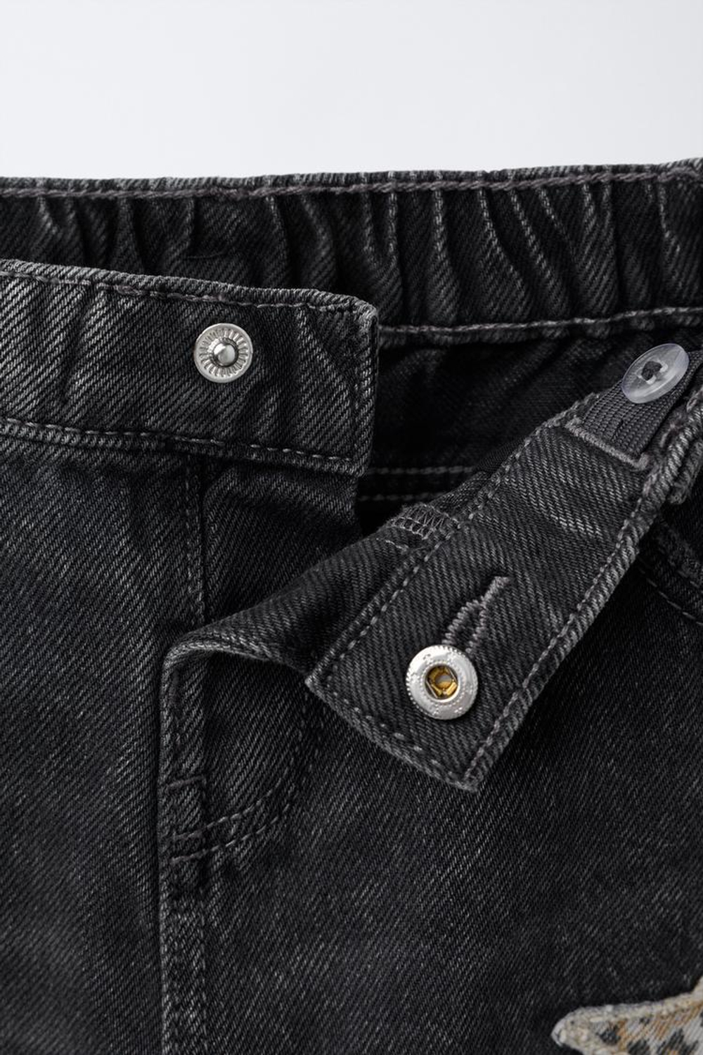 ZARA ПРЯМЫЕ ДЖИНСЫ С ЗАПЛАТКАМИ В ВИДЕ ЗВЕЗД И АНИМАЛИСТИЧЕСКИМ ПРИНТОМ, ЧЕРНЫЙ