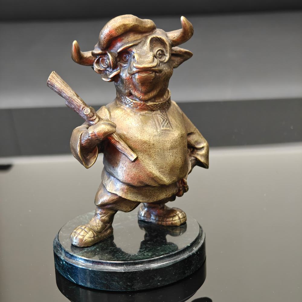 Бронзовая статуэтка "Бык с дубиной"