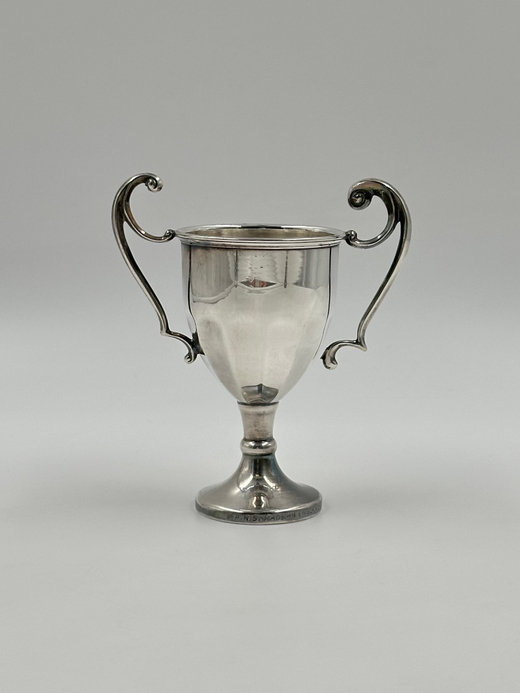 Миниатюрная ваза в виде кубка