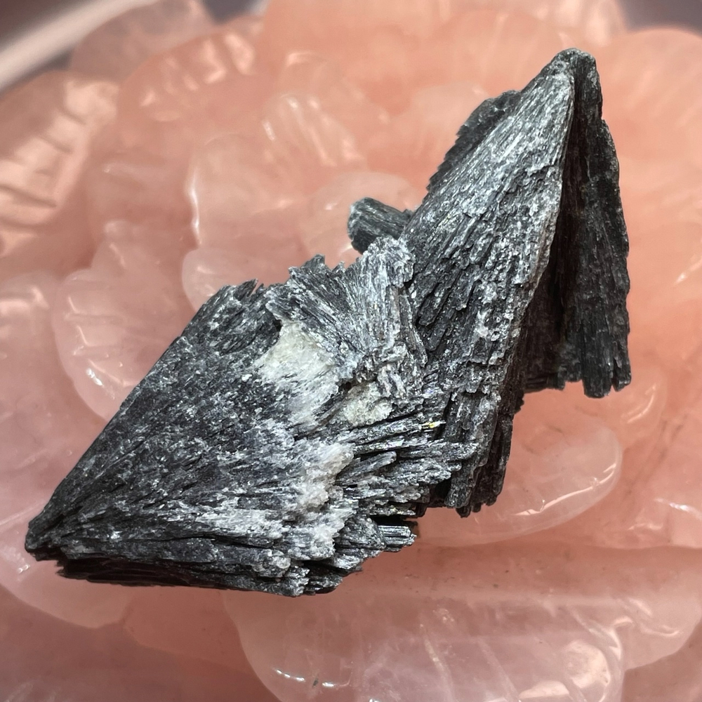 47634 Кианит черный "Ведьмина метелка" необработанный 58мм