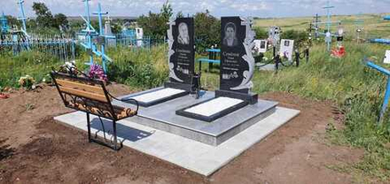 2 чёрных фигурных памятника на серой гранитной ступени