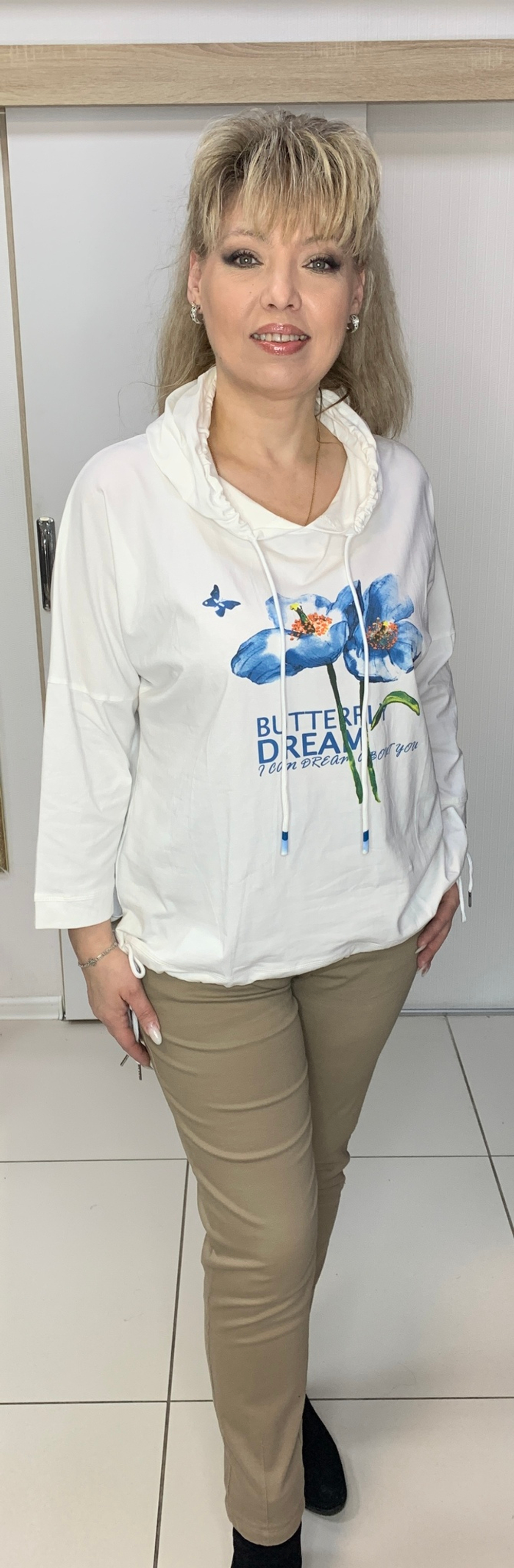 Белая толстовка-блузон с синим принтом