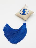 Ромб объемный на присоске SHACMAN (экокожа, бежевый, синяя вышивка, кисть)