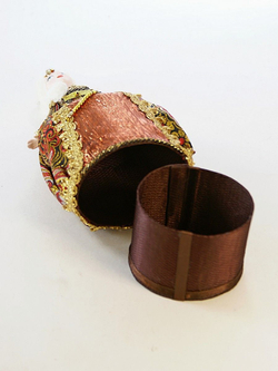 Кукла-шкатулка фарфоровая коллекционная Дама в костюме 18 века