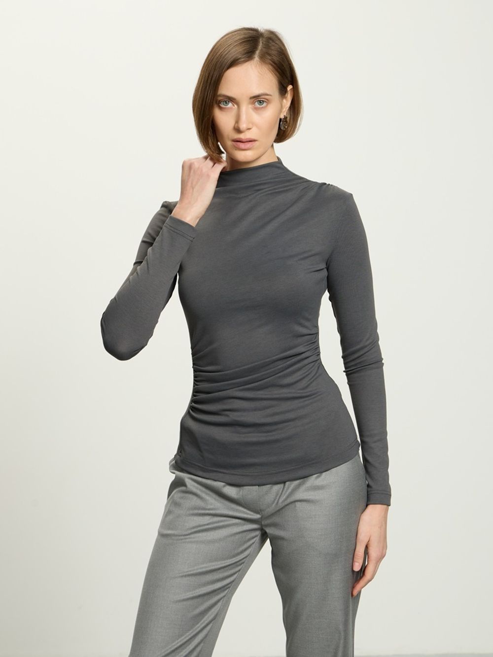 Лонгслив с драпировкой серый