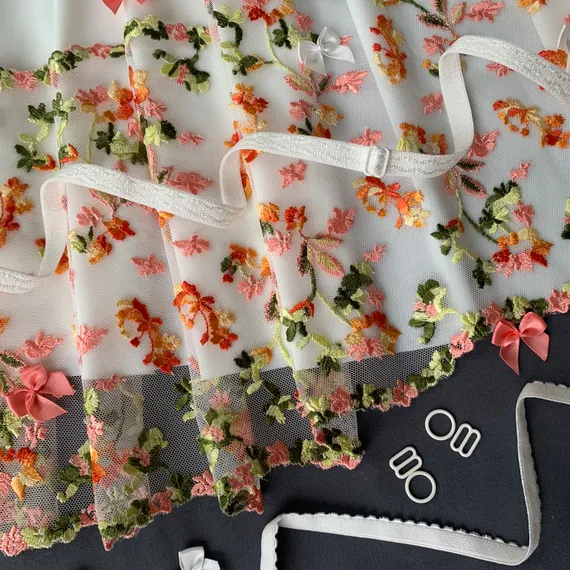 Вышивка на сетке летний сад 22 см