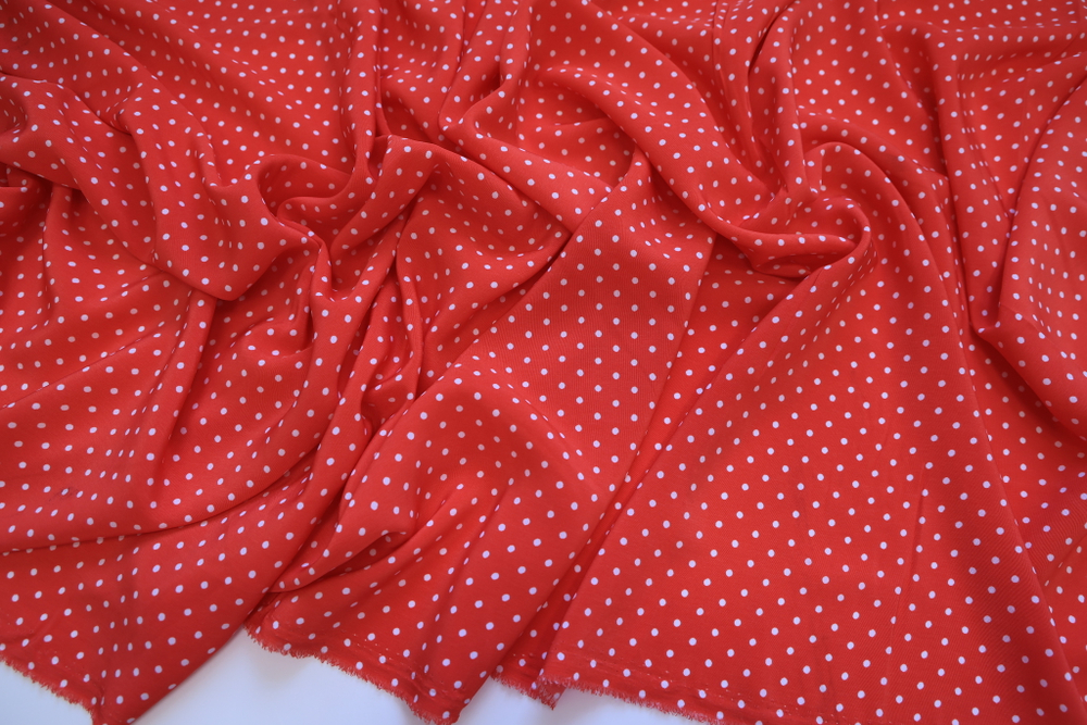 Вискоза красная в мелкий белый горох