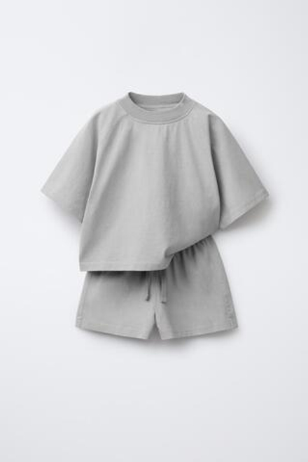 ZARA КОМПЛЕКТ ИЗ ФУТБОЛКИ И ШОРТОВ, СЕРЫЙ