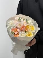 Сборный букет из кустовой пионовидной розы, маттиолы, диантусов и хризантемы