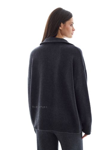 Вязаный костюм с вышивкой в цвете графит