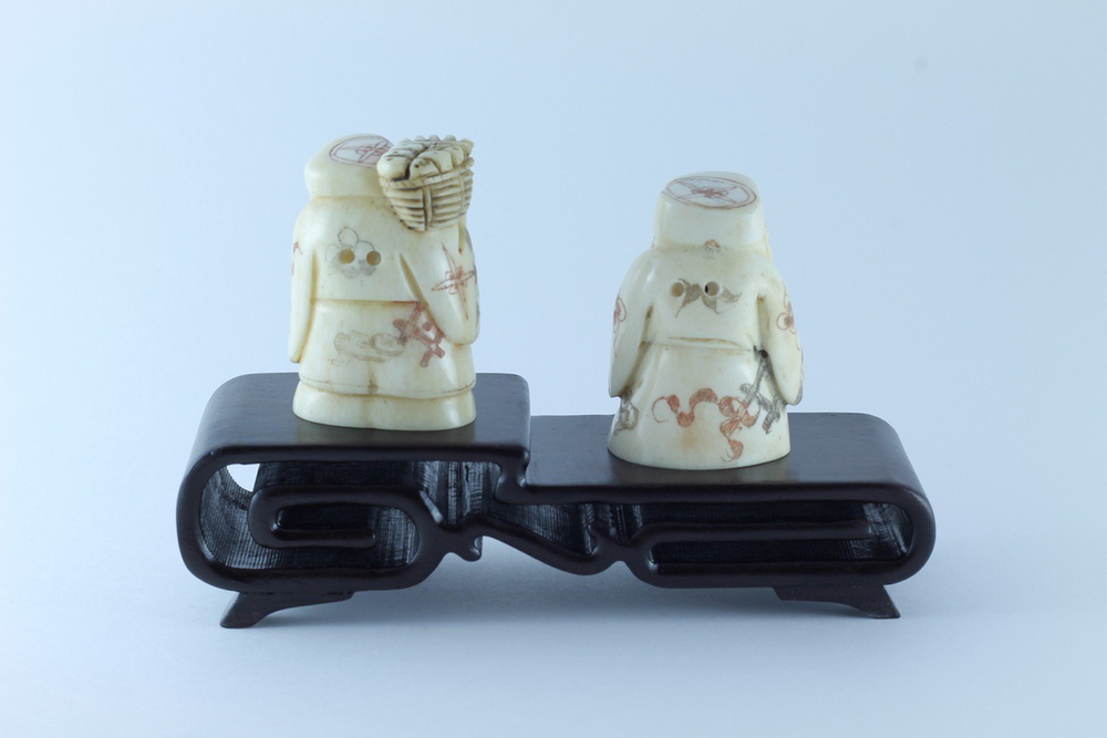 Сет нэцкэ 2 бога на подставке