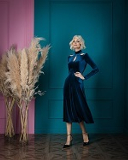 08-01-24 FW Бархатное платье с фигурными вырезами тёмно-синее