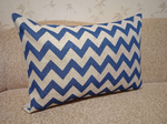 Декоративная гобеленовая наволочка для интерьерной подушки Зигзаг синий 68х47