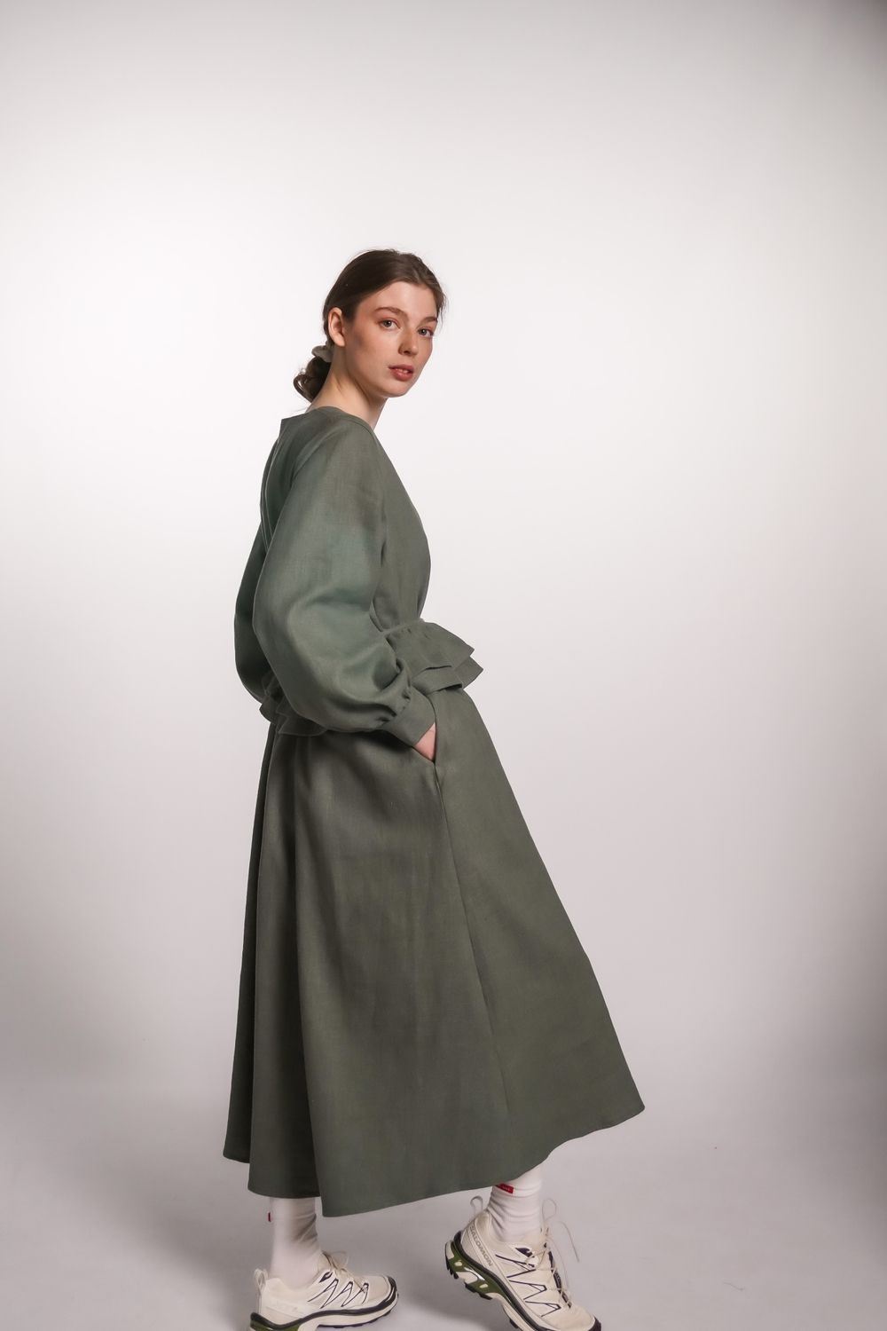 Платье с V-вырезом, поясом-баской и длинным рукавом из крапивы цвета хвои