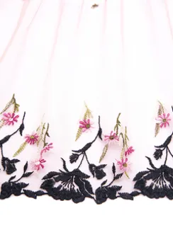 05-102 Вышивка на неэл. сетке 21 см, кофе с молоком/черный/розовый (левая)