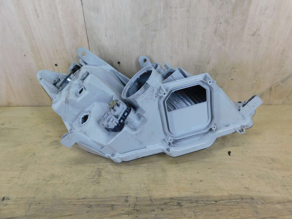 фара левая Toyota Premio ZRT260 265  20-457