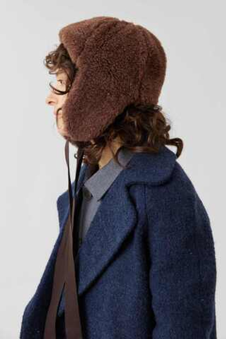 Коричневая шапка на завязках