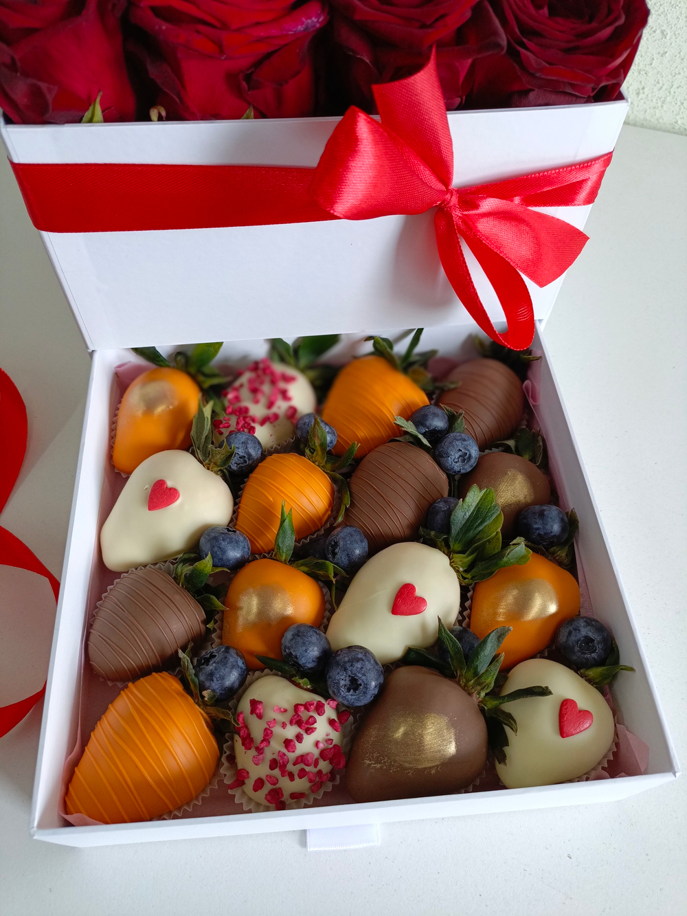 Шкатулка с розами и клубникой