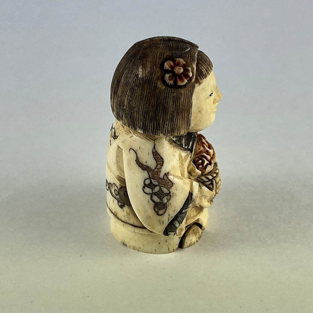 Статуэтка нэцкэ Женщина с корзиной цветов