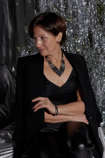 Колье плоское из гладких квадратов с прозрачными кристаллами, оттенок графит