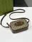 Маленькая сумка на плечо Gucci Horsebit 1955 бежевый