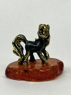 Бронзовая статуэтка на янтаре