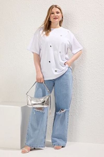 Белая трикотажная футболка больших размеров с зеркальным аксессуаром TBBSS25BF00040