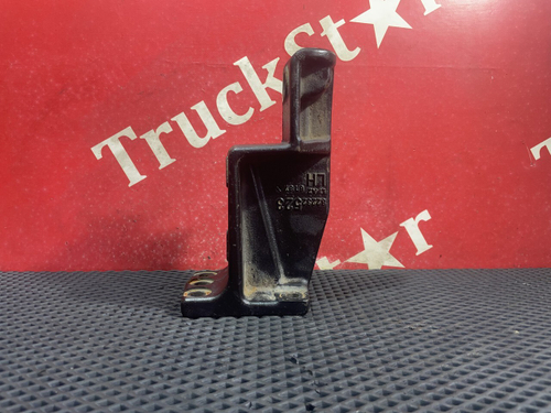 Кронштейн бампера переднего левый