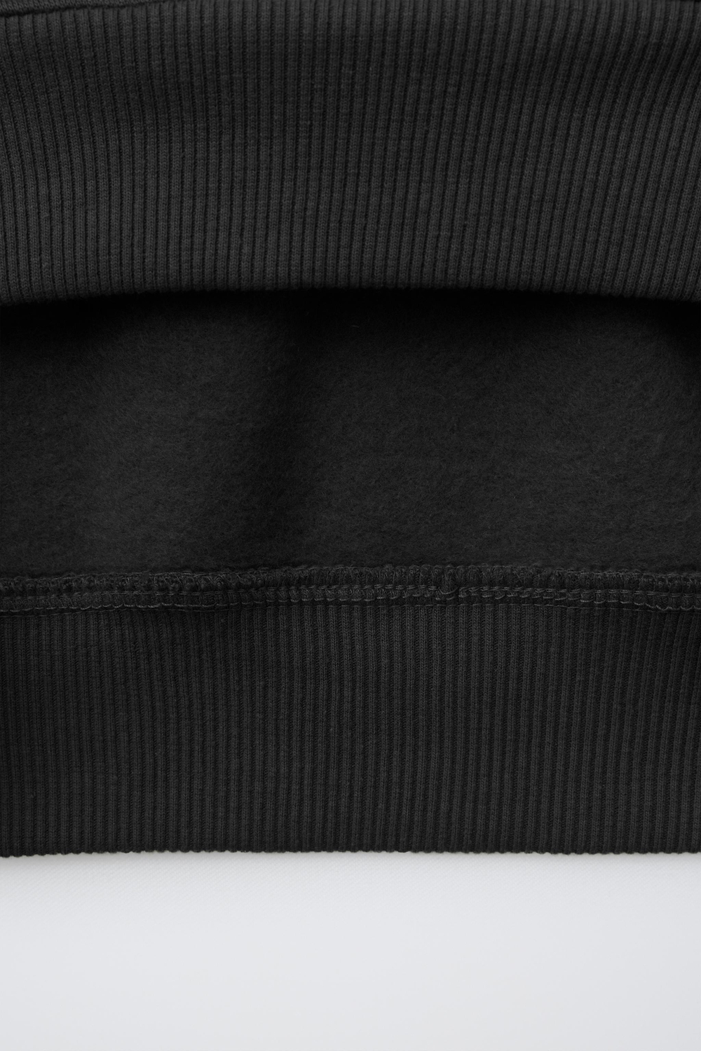 ZARA ОДНОТОННАЯ ТОЛСТОВКА С НАШИВКОЙ, ЧЕРНЫЙ