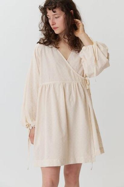 Платье на запах с широкими рукавами длины мини из молочного шитья