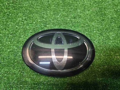Эмблема решетки радиатора Toyota Camry xv70 17-21