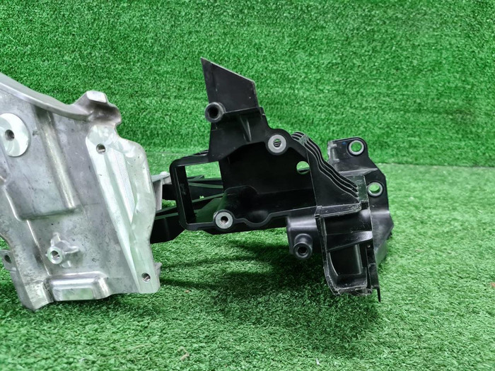 Кронштейн передней панели Mercedes GLC x253 15-22