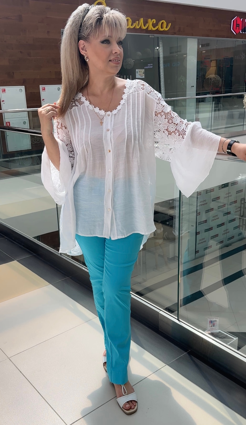 Белая ажурная блузон-туника на пуговицах