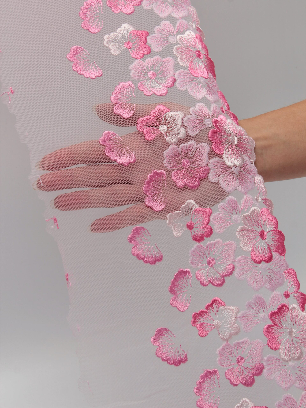 Вышивка на сетке нежно-розовая ширина 18 см (2 стороны)