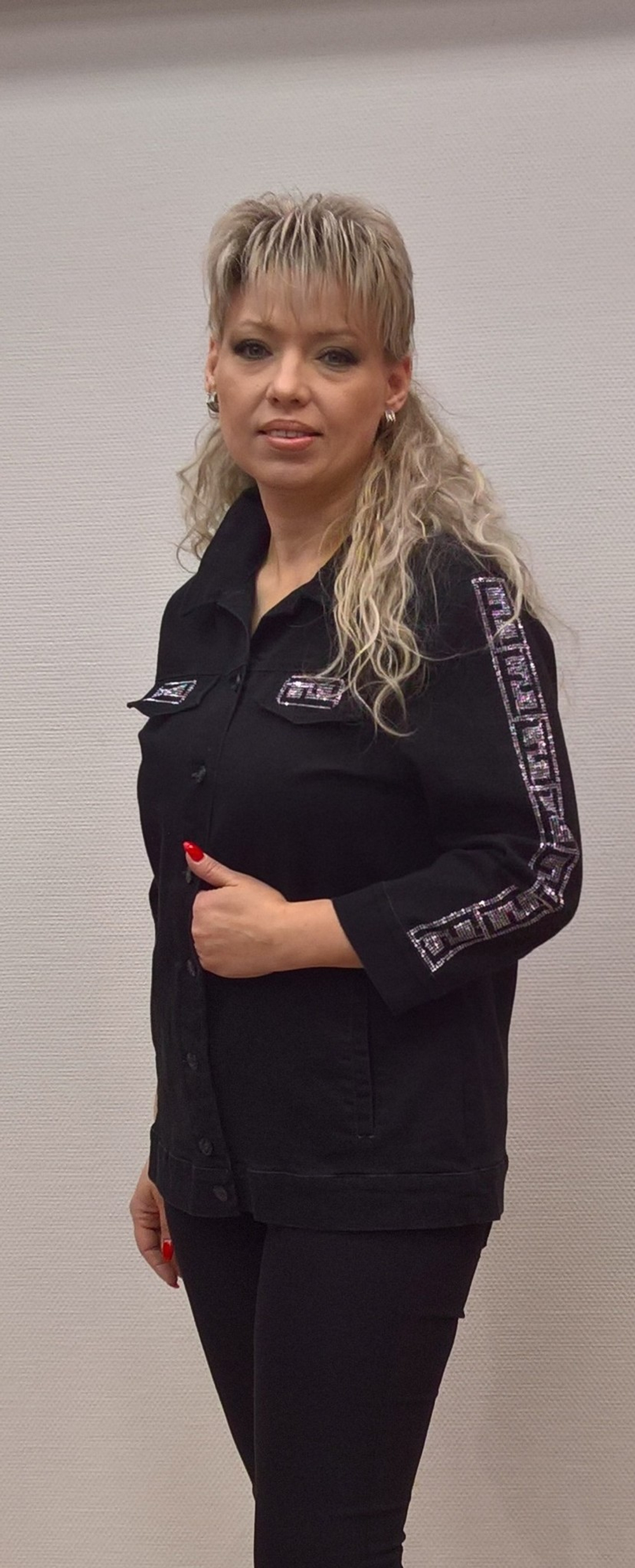 Короткий черный жакет из хлопка со стразовой отделкой