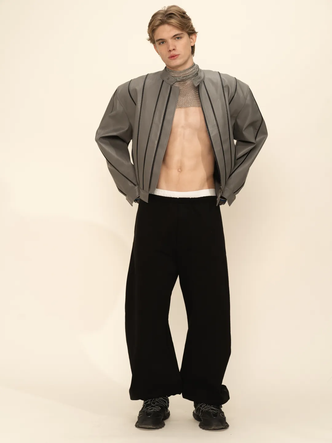 Серая куртка 