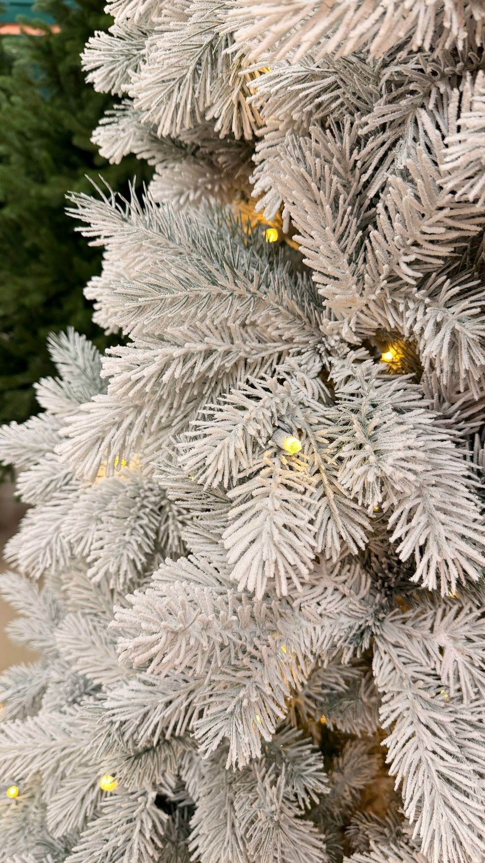 Заснеженная елка с гирляндой встроенной «Летиция» (Литая хвоя) 270 см / 2,7 м