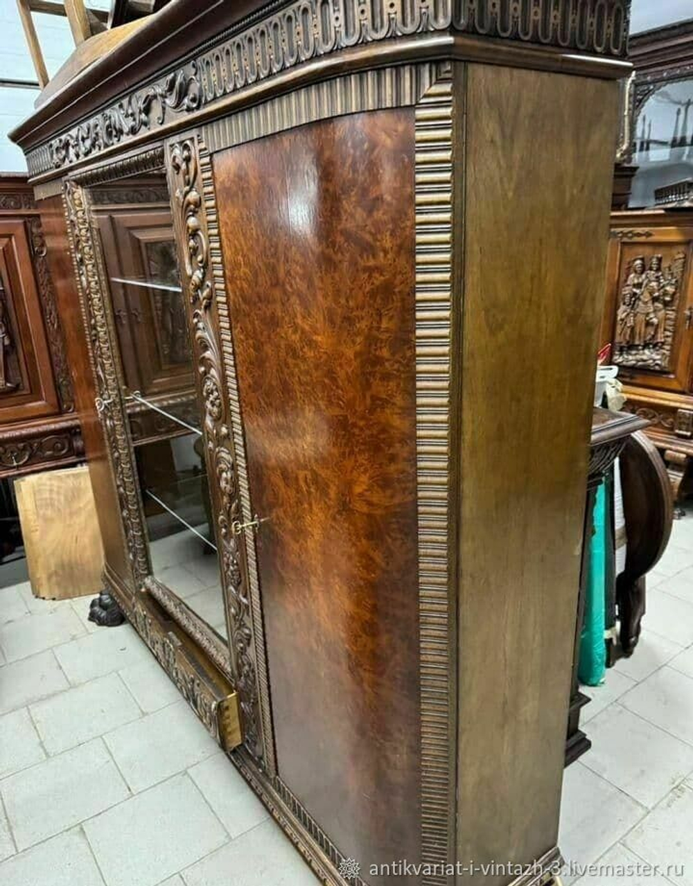Шкаф распашной трёхстворчатый
