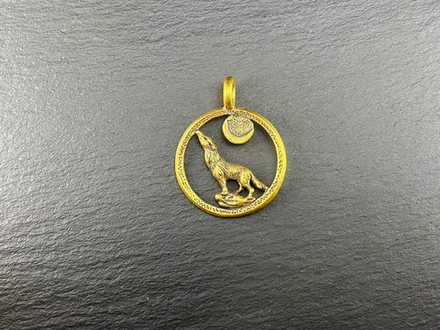 Подвеска. Волк, воющий на луну