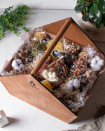 Подарочный набор орехов и сухофруктов в деревянном ящике