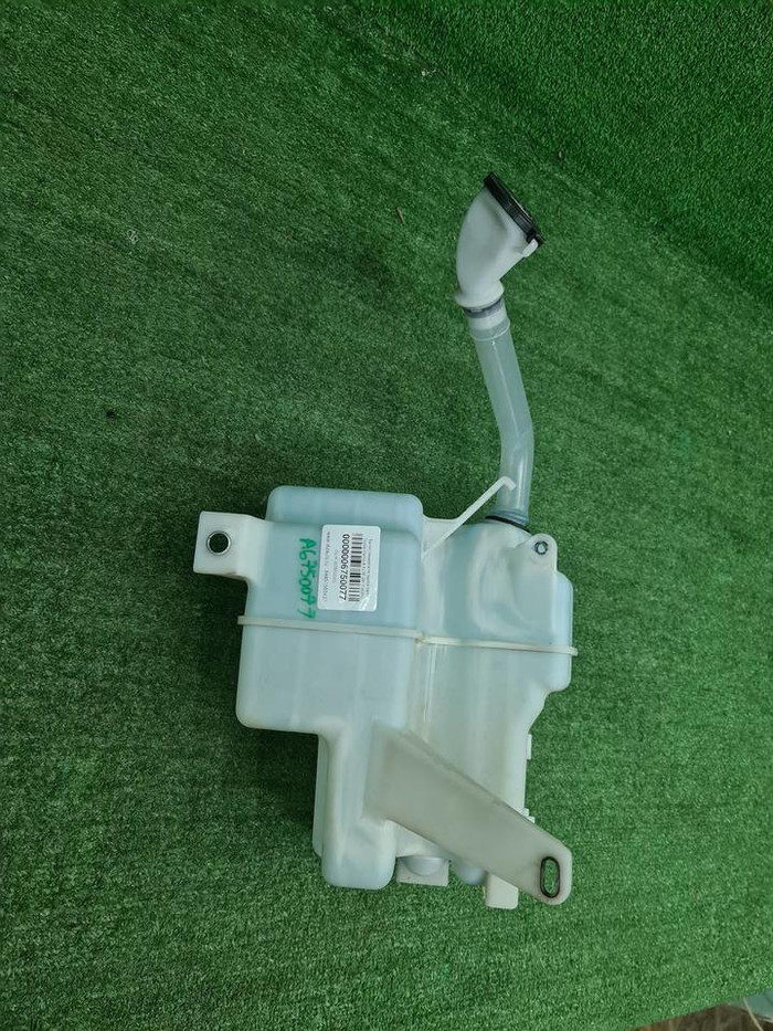Бачок омывателя Toyota Camry xv70 (2017-н.в.)