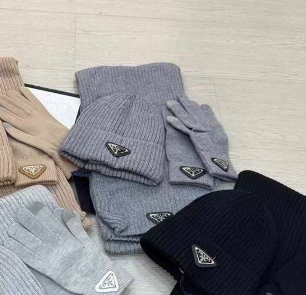 Комплект шапка, шарф, перчатки Prada