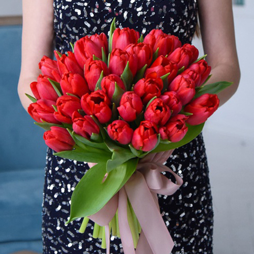 Купить Букет 35 красных тюльпанов