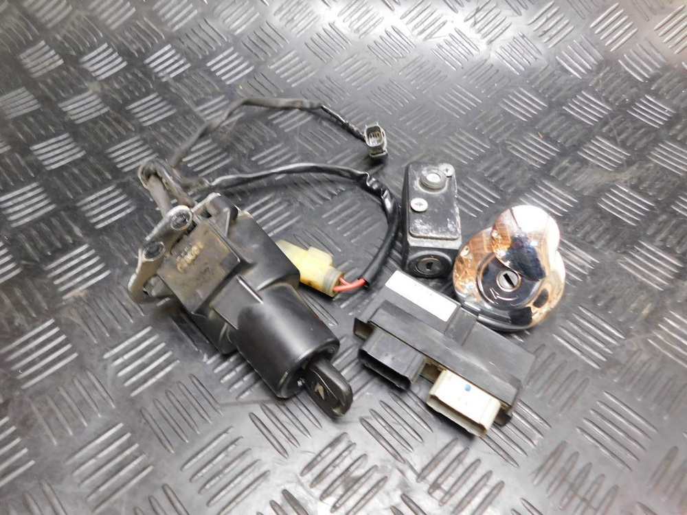 Коммутатор с замком зажигания Honda Shadow VT400S NC46 (комплект)