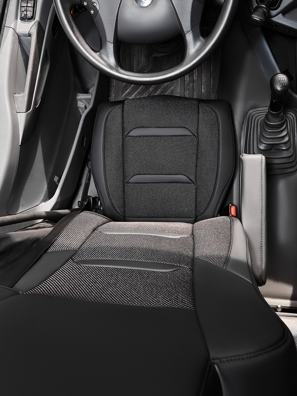 Чехлы Люкс КамАз 5490 K4 с 2014 года (экокожа+рогожка, черный, черная вставка)