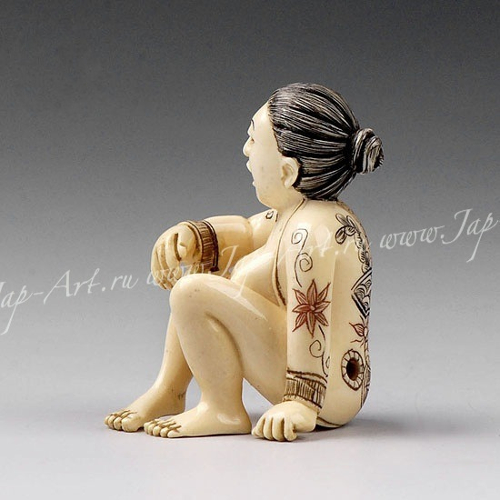 Нэцкэ Красавица в халате